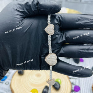 Pulsera de tenis con eslabones de corazón chapada en rodio con diamantes de moissanita, diseño Iced Out, joyería romántica para mujer - Product Image 1