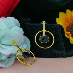 Pendientes colgantes de moda contemporánea para niñas en forma de círculo con piedra moissanita central Diseño minimalista y fusión de brillo máximo - Product Image 2