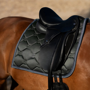 Tapis de selle équestre anglais élégant Doublure douce et respirante Conception matelassée durable Soutien confortable pour les chevaux - Product Image 6