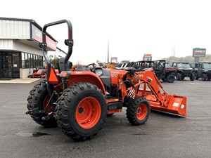 รถแทรกเตอร์ล้อยาง ZT 155 สำหรับเครื่องยนต์ดีเซล 40 แรงม้า ขับเคลื่อน 4 ล้อ พร้อมเกียร์อัตโนมัติ ปั๊มเครื่องยนต์ และลูกปืน สำหรับใช้งานในฟาร์ม - Product Image 3