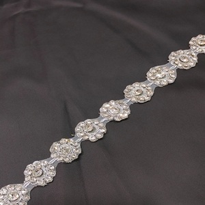 Tela de red de encaje de diamante de plata tejida ecológica hecha a mano con diseño de borde elegante único y elegante para bolsos y textiles para el hogar - Product Image 1