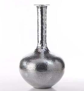 Ensemble personnalisé de deux vases à fleurs de table en aluminium avec vernis pour la décoration extérieure de la maison en métal durable et en acier inoxydable - Product Image 4