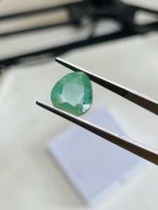 Esmeralda Natural de Zambia, Corte Pera, 5.44 Quilates, Piedra Preciosa de Buena Calidad, Lustre, Color Verde Bonito, Pulido Perfecto para Cualquier Joyería - Product Image 2