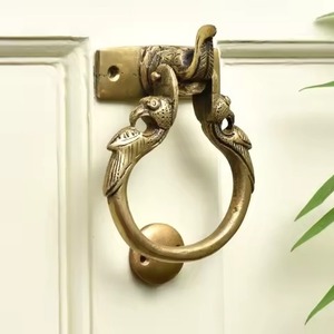 Aldaba de puerta de latón hecho a mano, decoración del hogar, perilla de bienvenida, manija de Metal, acabado dorado curvo antiguo, accesorio de puerta elegante - Product Image 1