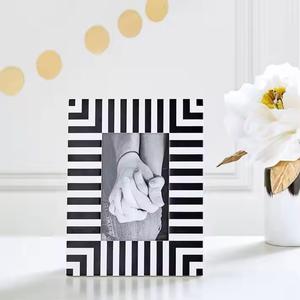 Cadre photo en résine classique personnalisable avec incrustation de résine pour la décoration de la maison, de l'hôtel, du salon, cadre photo couleur en vente - Product Image 1