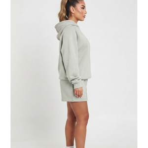 Nouveauté 2026 : Ensemble deux pièces décontracté pour femme avec logo personnalisé, comprenant un sweat à capuche uni et un short, idéal printemps/été, respirant et écologique. - Product Image 3