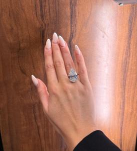 Anillo de Compromiso de Lujo con Diamante Cultivado en Laboratorio de Corte Pera de 12.00 Quilates, Oro Blanco de 18K, Halo Oculto, Certificado IGI, Regalo - Product Image 2