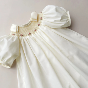 Robe en lin doux smockée faite à la main pour les petites filles, style décontracté pour le premier anniversaire de bébé, fabrication OEM au Vietnam - Product Image 1