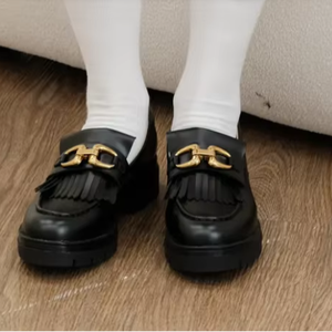 Mocasines de cuero negro cómodos para mujer con acento de cadena dorada Diseño versátil y elegante para todas las ocasiones - Product Image 1
