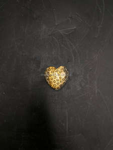 Pierre naturelle à motif corail, forme cœur, petit cristal poli pour la décoration et la guérison - Product Image 2