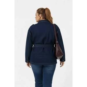 Veste en jean pour femmes grandes tailles avec détail de ceinture à nouer, bleu marine - Product Image 4