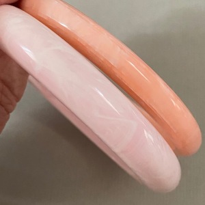 กำไลเรซิ่นสไตล์วินเทจที่มีฝุ่นสีทองและพื้นผิวแบบฝัง - Product Image 2
