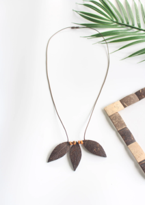 Collier de noix de coco à trois feuilles sculptées à la main-Bijoux naturels et rustiques | Viet Fargimex - Product Image 5