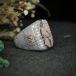 Anillo Personalizado con Nombre en Plata de Ley 925 con Moissanita en Corte Redondo y Baguette, Anillo de Dos Tonos para Hombre de Phoenix Enterprise - Product Image 5