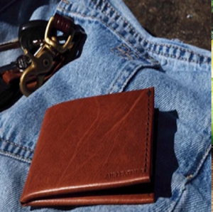 Cartera marrón sencilla con un diseño delgado plegable y costuras sutiles. Disponible a precio mayorista. - Product Image 1