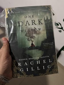 หนึ่งหน้าต่างมืด (ปกอ่อน) เรื่องแฟนตาซีมืดของเวทมนตร์ความลึกลับและการทรยศ (ขายส่ง) - Product Image 3