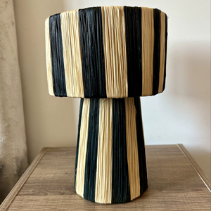 Lampe de chevet en raphia marocaine écologique faite à la main pour chambres, salons ou décoration intérieure avec base d'ampoule E26 - Product Image 1