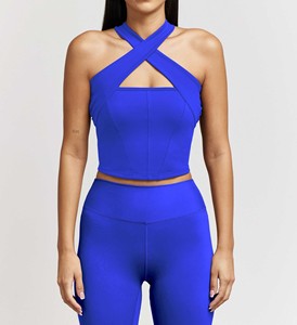 Ensemble de yoga respirant et léger, haut de sport à dos nu et short de sport taille haute à effet galbant, couleur unie - Product Image 3