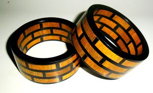 Anneau de serviette de mariage artisanal en résine à motif briques – Style classique, durable et écologique, formes personnalisables - Product Image 2