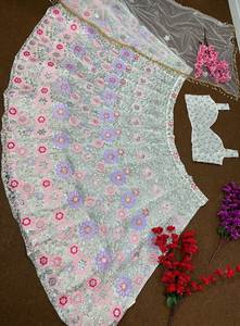 Ananya Panday Luce Impresionante con un Lehenga Floral con Incrustaciones de Piedras y una Blusa con un Diseño de Espalda Único - Product Image 5