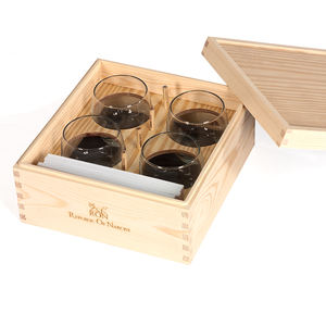 Juego de Caja de Madera Portátil Ecológica Taster con 4 Vasos de Whisky, Cuaderno y Bolígrafos Incluidos, de Pino - Product Image 1