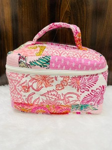 Pochette de toilette vintage en coton matelassé Le Souvenirs, fermeture éclair, poches intérieures, durable, résistante à l'eau, rangement pour maquillage - Product Image 3