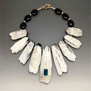 Collier en corne de buffle en forme de trapèze de style moderne fait à la main coffret cadeau personnel avec 2 pièces pour un usage personnel ou un don - Product Image 6