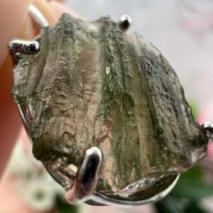 Collier pendentif ovale en moldavite brute Bijoux faits à la main authentiques Pierre précieuse unique avec véritable moldavite Chlum - Product Image 2