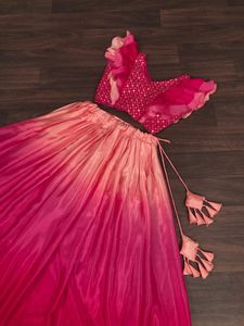 Colorido Chinnon pedding Flaired Lehenga con lentejuelas e hilo Chikankari bordado Blusa con volantes de tres capas, Lehenga-Choli - Product Image 4