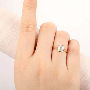 Bague de fiançailles pour femme en or jaune 14 carats, style mariage, avec halo de pierres en forme de poire de 2,50 carats - Product Image 4