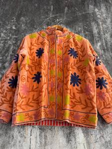 เสื้อแจ็คเก็ตกำมะหยี่ซูซานีสำหรับผู้หญิงสุดพิเศษพร้อมงานปักมืออันประณีต – เสื้อโค้ทสไตล์โบฮีเมียนที่ได้รับแรงบันดาลใจจากวินเทจอย่างสง่างาม - Product Image 4