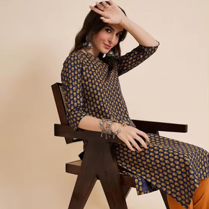Ensemble Kurti, pantalon et dupatta en coton imprimé motif ethnique, col en V, élégant, pour festivals traditionnels indiens, expédition mondiale - Product Image 1