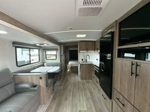 Camioneta Usada para Acampar 2024 G-r-a-n-d Design I-m-a-g-i-n-e 2800BH - Product Image 2