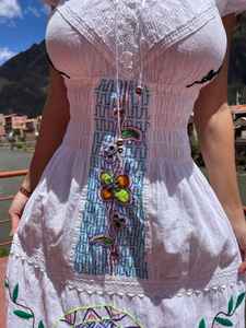 Robe de cérémonie Shipibo faite à la main, blanche, brodée, vêtements traditionnels indigènes pour femmes - Product Image 4