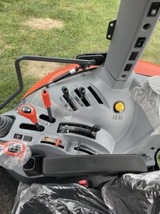 ผู้จัดจำหน่ายรถบรรทุก Kubota รุ่น M5 ซีรีส์ M5-091 ปี 2024 ระบบขับเคลื่อน 4 ล้อ พร้อมเกียร์ 12 สปีด ระบบไฮดรอลิกแบบ Shuttle/Cab ชุดเบาะนั่งผู้สอนพร้อมระบบปรับอากาศ - Product Image 5