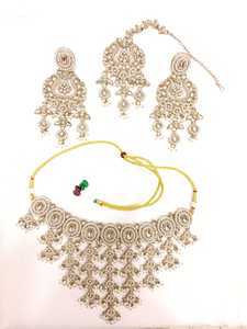 ชุดสร้อยคอมุกมีรายละเอียดสูงพร้อม Maang Tikka สำหรับผู้หญิงชุดสร้อยคออินเดียแบบดั้งเดิมเครื่องประดับราคาไม่แพง - Product Image 3