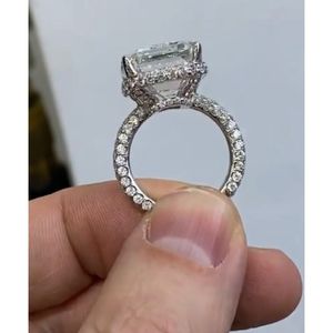 Bague de fiançailles en diamant de laboratoire certifié IGI platine 11,45 carats, taille émeraude VS1, avec accent émeraude couleur G - Product Image 1