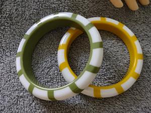 Bracelets et bracelets de mode en résine multicolore Bollywood Glamour pour les célébrations indiennes - Product Image 3