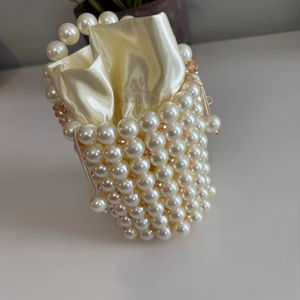 Perle ivoire perlée en plastique Hobo sac à main moderne fait à la main | Sac à bandoulière élégant en perles | Grand rangement pour garde-robe - Product Image 1