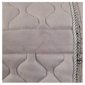 Manta de silla de montar inglesa acolchada, suave y transpirable, que ofrece comodidad, durabilidad y ajuste seguro para el caballo y el jinete. - Product Image 6