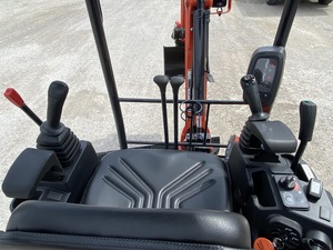 Mini-excavatrice Kubota U17-5 de 1,7 tonne, compacte, pour la construction, l'aménagement paysager et l'agriculture - Product Image 5