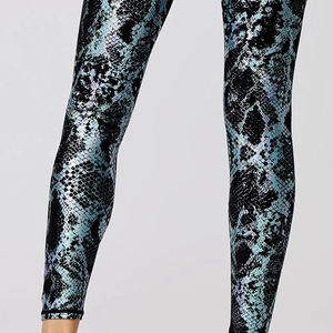 Leggings de yoga metálicos personalizados para mujer, de cintura alta, con efecto fruncido, tallas grandes, color liso, para fitness - Product Image 5