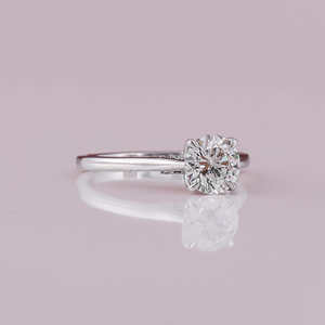 Anillo de compromiso de diamante pequeño cultivado en laboratorio chapado en oro sólido de 14KT Ajuste de bisel de estilo clásico de lujo Anillo de cumpleaños certificado IGI - Product Image 5