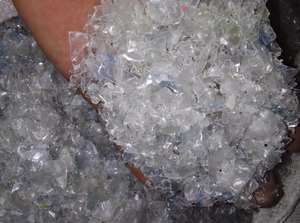 Flocons de bouteilles en PET lavées à chaud de haute qualité disponibles - Product Image 2