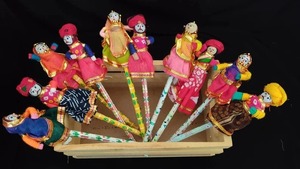 Juego de Lápices de Madera Hechos a Mano con Diseño Étnico Indio de Marionetas Rajasthani para Niños - Regalos para el Regreso a Clases y Fiestas de Pascua - Product Image 4