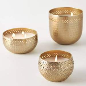 Frascos de metal acanalados contemporáneos que ofrecen una elegancia estructurada para líneas de velas distintivas y un ambiente doméstico mejorado. - Product Image 3