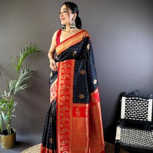Sari en soie Banarasi pure de qualité supérieure avec un élégant motif tissé Zari et une collection de saris en soie Banarasi douce avec un pallu riche - Product Image 5