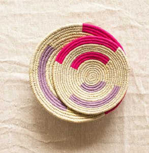 Placa de pared de hierba moonj colorida, tejida a mano con un patrón de cuatro pétalos en rojo, amarillo y azul. Disponible a precio mayorista. - Product Image 6