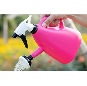 Arrosoir décoratif en métal à long bec de finition grise lisse pour arroser les plantes suspendues et les pots d'étagère - Product Image 1