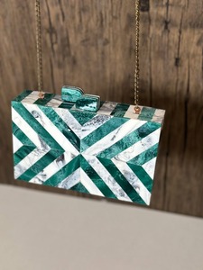 Pochette de soirée et sac à main de luxe en résine pour femme, idéal pour les mariages et les événements. - Product Image 3